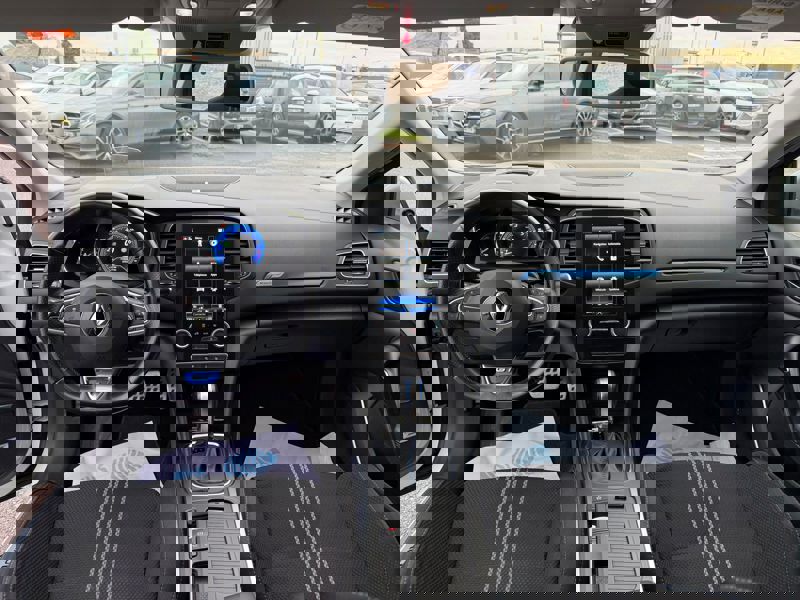 Image Renault MEGANE IV BERLINE 5 PTES. 1.6 TCe 205 GT Full leds GPS Caméra Bose Bluetooth Régul adapt Clim auto Gtie 1 an 